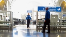 TSA zpřísňuje kontroly na letech do USA, bez nabitého mobilu nebo notebooku nepoletíte